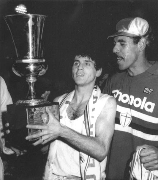 19 maggio 1988: Salsano e Cerezo con la Coppa Italia conquistata dopo i tempi supplementari nella finale di ritorno contro il Torino (Ap)